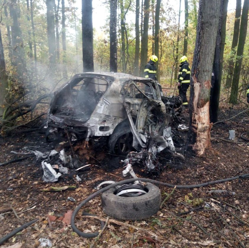 Dva mrtví zůstali v ohořelém autě u Roudnice