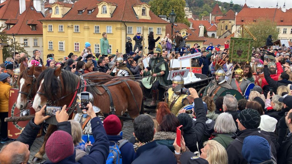 Svatý Martin přivezl přes Karlův most sněhovou nadílku