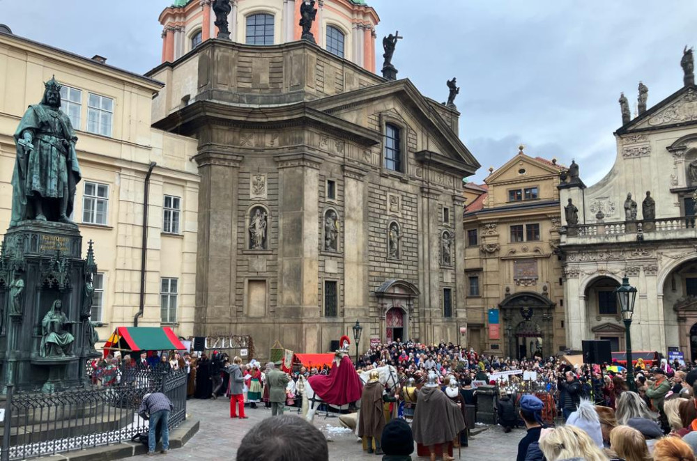 Svatý Martin přivezl přes Karlův most sněhovou nadílku