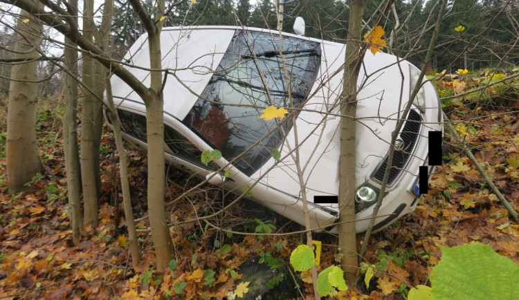 Řidič sjel ze silnice. Auto opřel o stromy, dechovou zkoušku odmítl