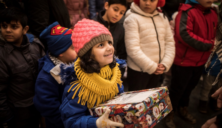 Krabice od bot: tradiční sbírka vánočních dárků pro děti ohrožené chudobou začíná v pondělí 13. listopadu