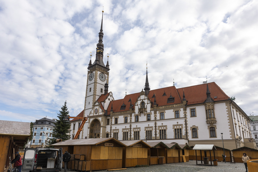 Více stánků s řemeslnými výrobky i zářící vstupní brány. Stavba vánočního městečka v Olomouci finišuje