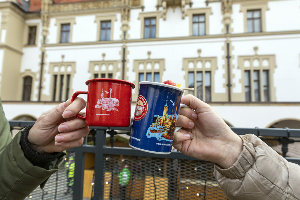 Více stánků s řemeslnými výrobky i zářící vstupní brány. Stavba vánočního městečka v Olomouci finišuje