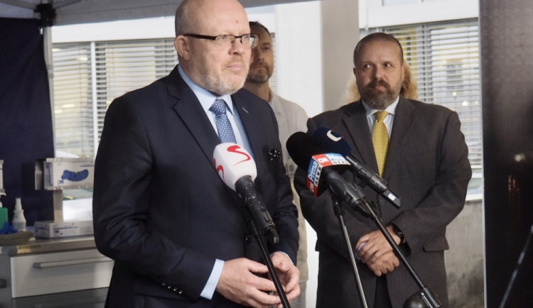 Válek slibuje na mzdy lékařů přidat sedm miliard korun, možná i o dvě víc