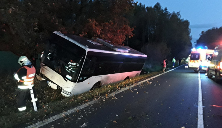 U Arnoltic havaroval autobus. Šest lidí utrpělo zranění