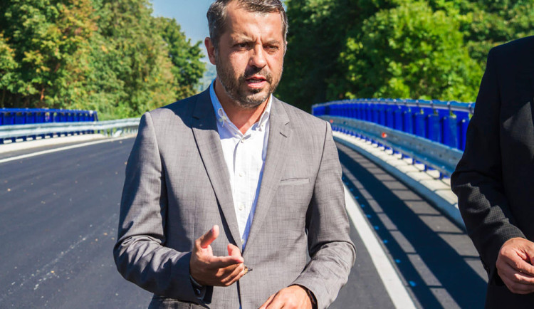 size3-17002078430298-124-uplatek-ctyri-sta-tisic-za-zakazku-u-litovle-kriminaliste-odposlouchavali-domluvy-v-krajske-kauze