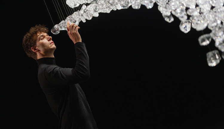 Designéři a skláři stvořili unikátní svítidla z organického křišťálu inspirovaná vesmírem