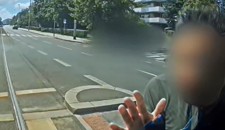 VIDEO: Dopravní podnik zveřejnil děsivé video, na kterém chodec vejde před rozjetou tramvaj