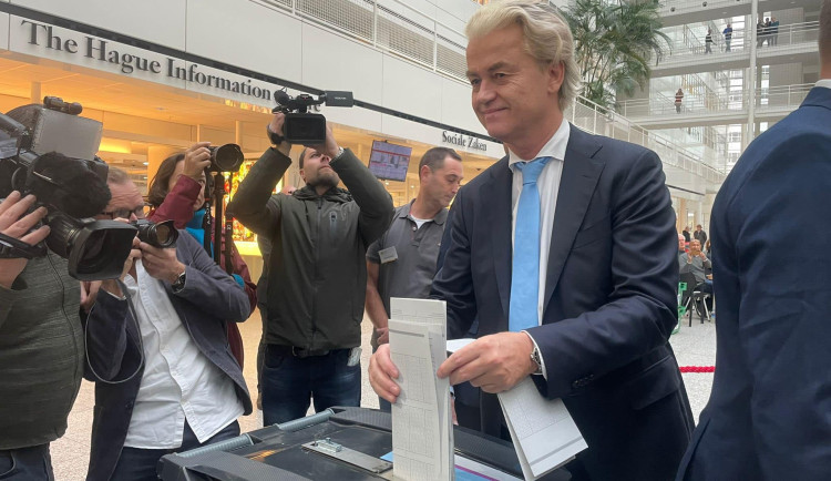 Tvrdý kritik islámu vyhrál volby v Nizozemsku. Dostanu migraci na nulu, tvrdí.