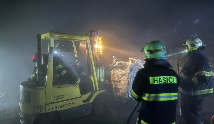 Hasiči zasahovali u požáru ve Zlaté Olešnici. Hořela štěpka