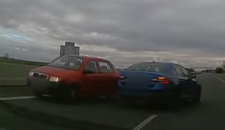 VIDEO: Seniorka ve fabii se na dálnici otočila do protisměru. Uvědomila si, že nemá dálniční známku