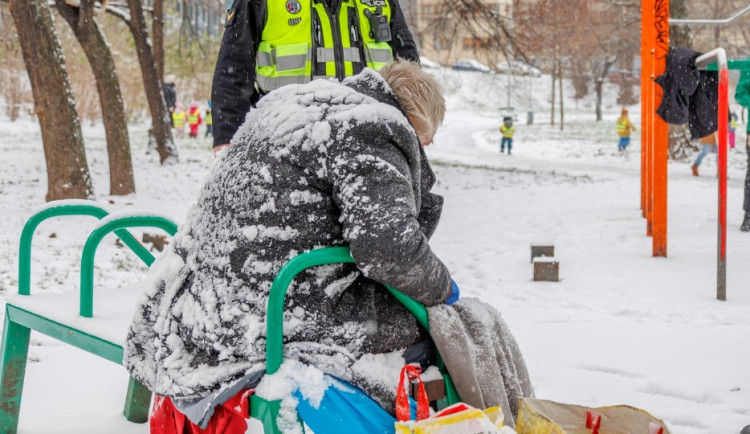 Strážníci zachránili život muži bez domova, který byl tak promrzlý, že nemohl stát na nohou