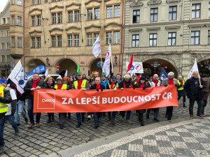 Stávkovaly tři čtvrtiny škol, Prahou prošli odboráři. Vláda dle Fialy neustoupí