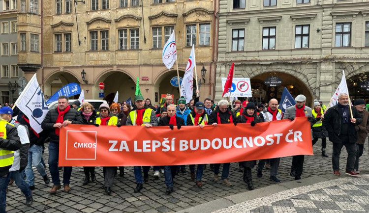 size4-17010890109387-241-video-protestujici-lide-zaplnili-malostranske-namesti-blokuji-dopravu-v-centru-prahy