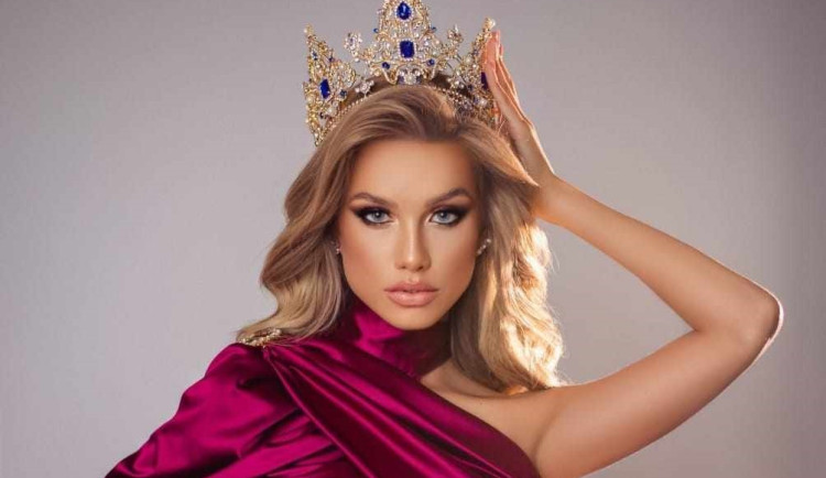 (NE)OBYČEJNÍ: Šperky z křišťálu zdobí ženy z celého světa, letos nápad z Jablonce září i na vánočních stromcích