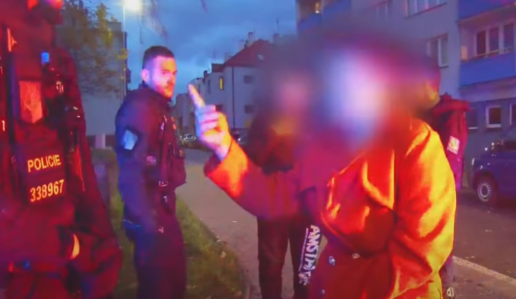 VIDEO: Pět tisíc, když nás necháte jít. Cizinka vytrvale nabízela policistům úplatek