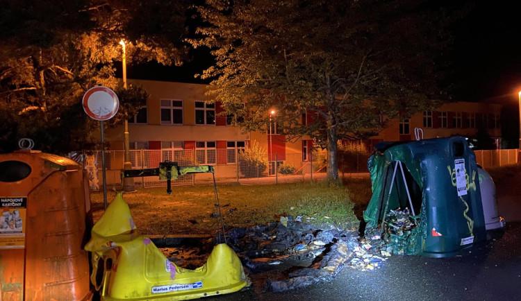 Hořící popelnice hasila v noční košili. Policisté nyní dopadli žháře, sám volal tísňovou linku