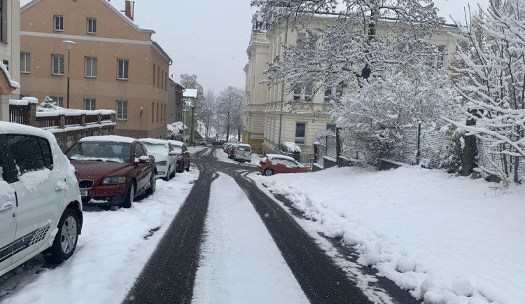 Soused na auta volá strážníky, lidé tak chtějí z Brněnské ulice jednosměrku. Radnice nechá vypracovat posudek