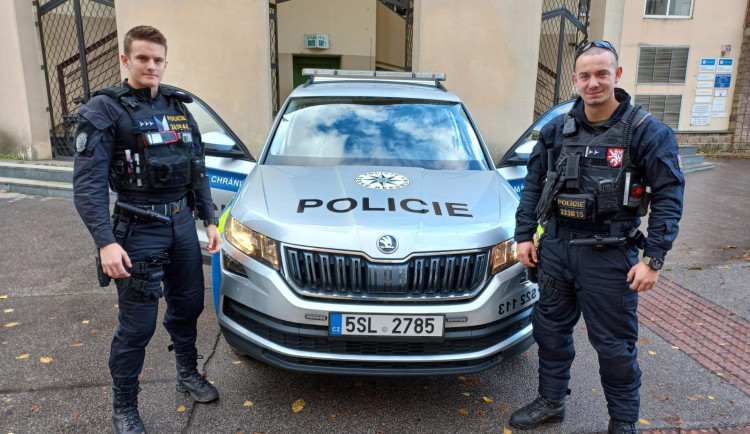 Muž se chtěl zabít kvůli nedoplatku za energie. V tratolišti krve ho našli policisté, kteří mu zachránili život