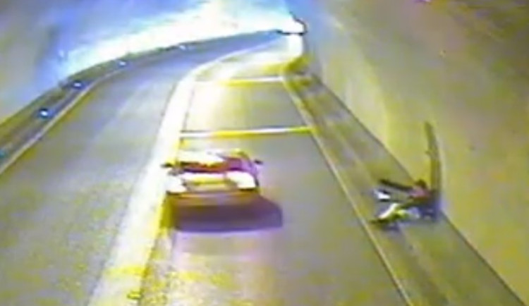 VIDEO: Muž bez domova se před mrazem skrýval v Letenském tunelu. Nohy měl v silnici a byl podchlazený