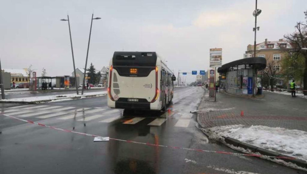 Řidič autobusu na drogách srazil seniorku na přechodu. Hrozí mu čtyři roky ve vězení