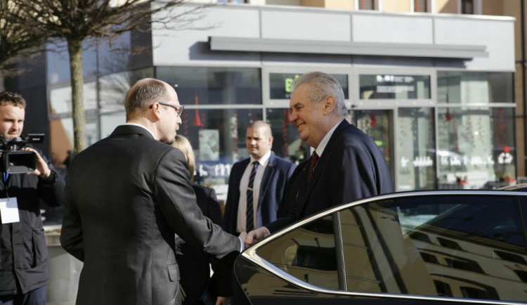 V hradeckém kraji byl naposledy prezident v roce 2017. Zemana vítalo několik stovek lidí