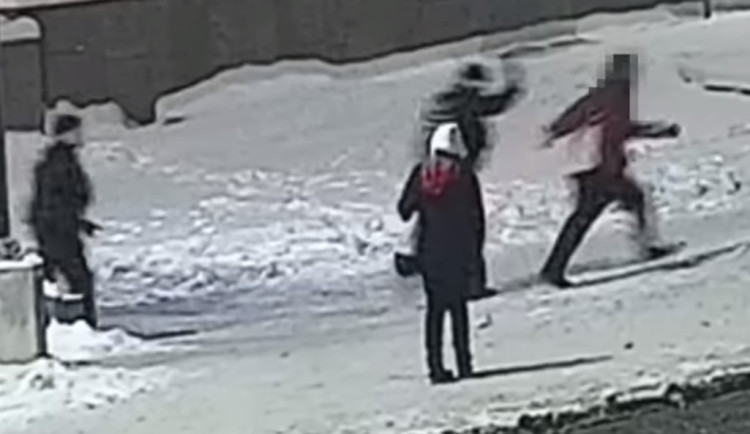 VIDEO: Namol opilý mladík utíkal z metra před strážníky. Nadýchal tři a půl promile a skončil na záchytce