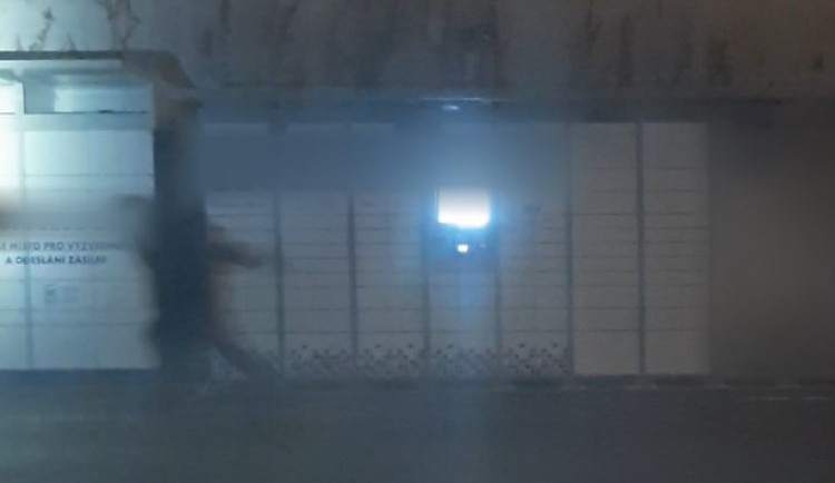 VIDEO: Mladík si objednával elektroniku do boxů, které vykrádal. Policie ho chytila při činu