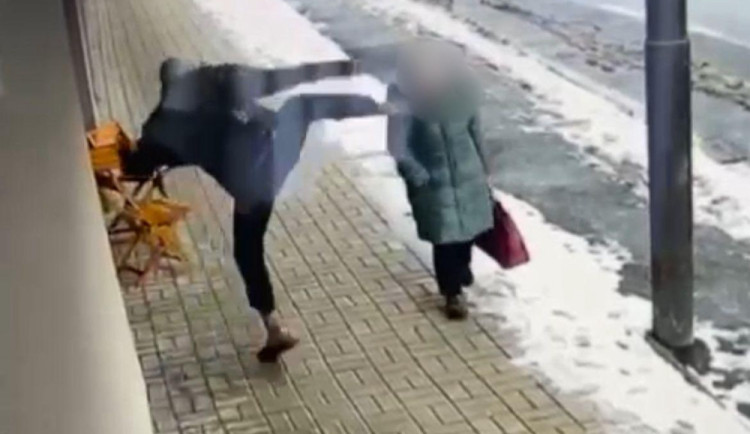 Cizinci hrozí za napadení seniorky v Chebu až deset let za mřížemi