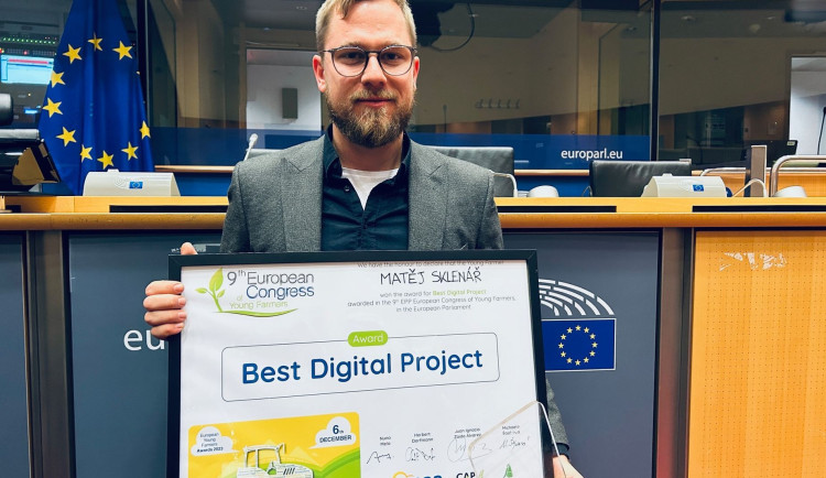 Robot Franta dobývá Evropu. Mladý český farmář oslnil umělou inteligencí ve skleníku.