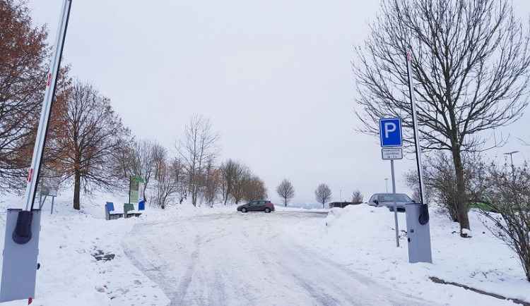 Parkoviště ve veseckém areálu na noc uzavírají závory. Vadilo driftování