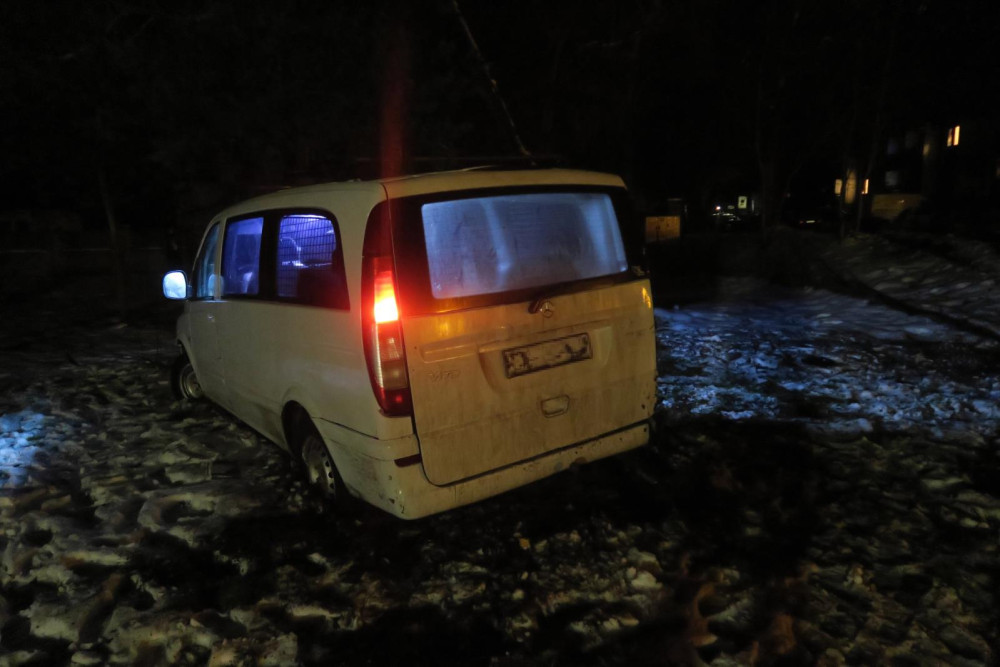 Řidič dodávky usnul za volantem. Vyjel ze silnice a havaroval