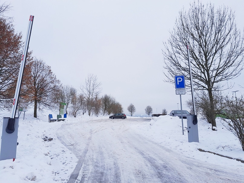 Parkoviště ve veseckém areálu na noc uzavírají závory. Vadilo driftování