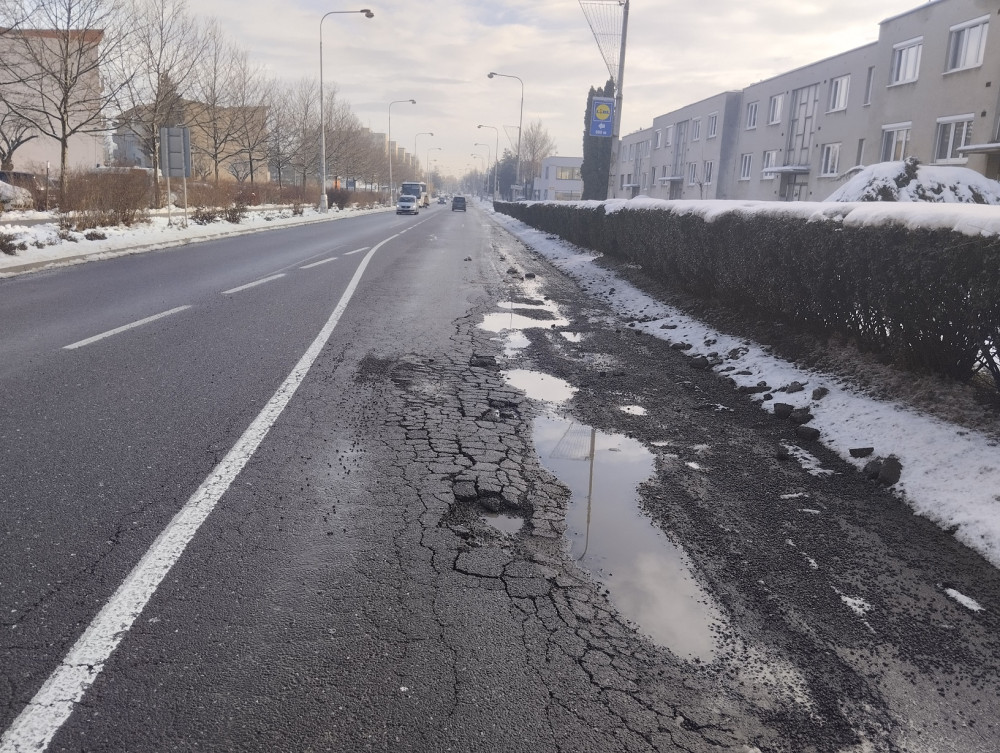 Na poškozenou silnici ve Znojmě naběhli dělníci. Nečekaná oprava zbrzdí řidiče