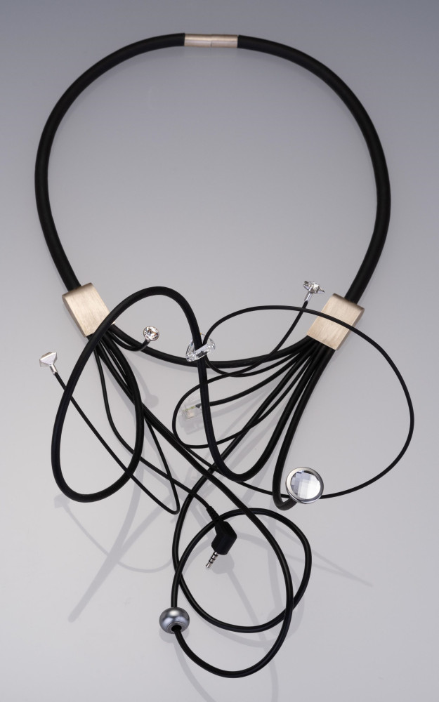 Šperkaři spojili síly s AI. Osobitou tvorbu představují v muzeu