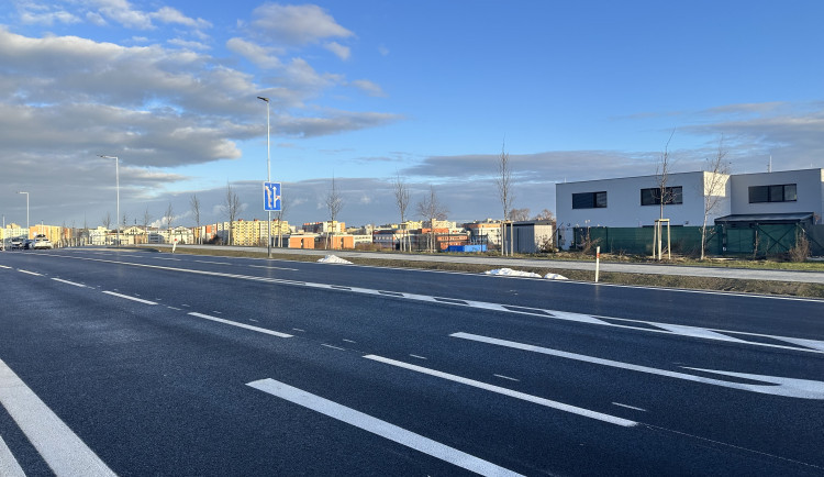 Město otevřelo propojku Máje a ulice Na Sádkách. Na protažení k I/3 se pracuje