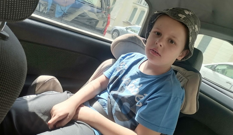 Rozbitý automobil komplikuje už tak nesnadný život malého autisty