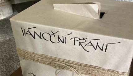 Vandal ve Frýdlantě poničil krabici vánočních přání, ta ukradl