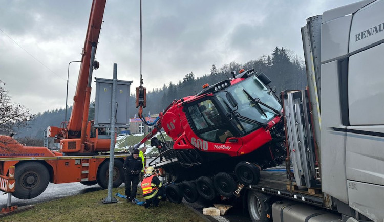 Kruháč v Tanvaldu zablokovala rolba. Sesula se z kamionu