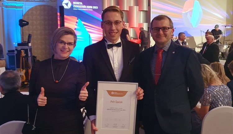 Mladý včelař z Vysočiny skončil druhý v soutěži Živnostník roku. O med mají lidé stále větší zájem, říká Petr Špaček