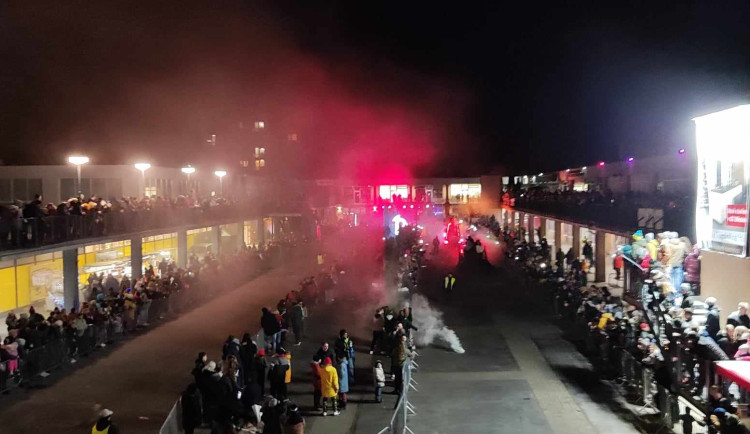 VIDEO: Na Jihlavu v neděli dýchlo peklo. Na Březinky se na ohnivou show sjely krampus spolky z celé republiky