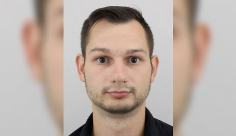 Číšník prodával lidem neexistující lístky na koncerty. Soud na něj vydal evropský zatykač