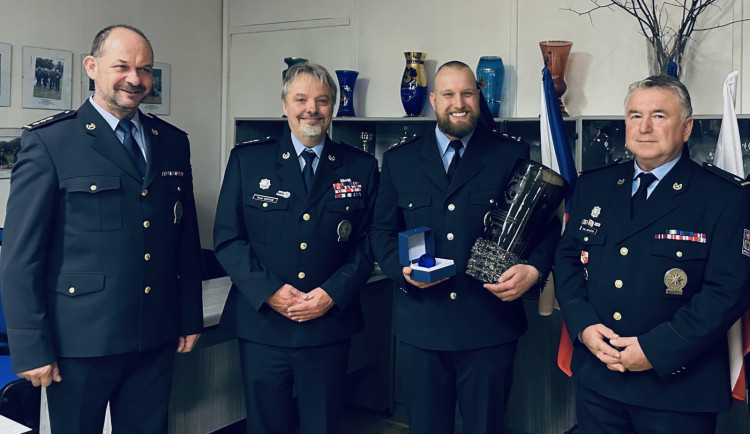 Se svým psím parťákem zachránil život muži. Stal se psovodem roku