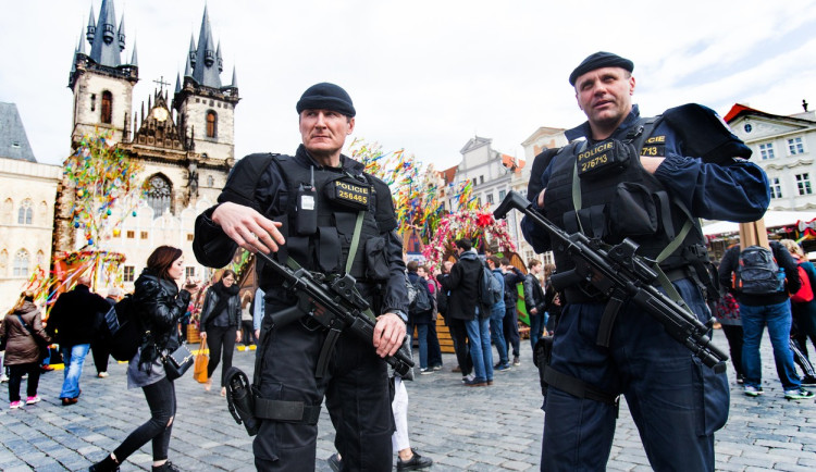 Policisté budou v ulicích s dlouhými zbraněmi. Posvítí si i na aktivitu lidí na sociálních sítích