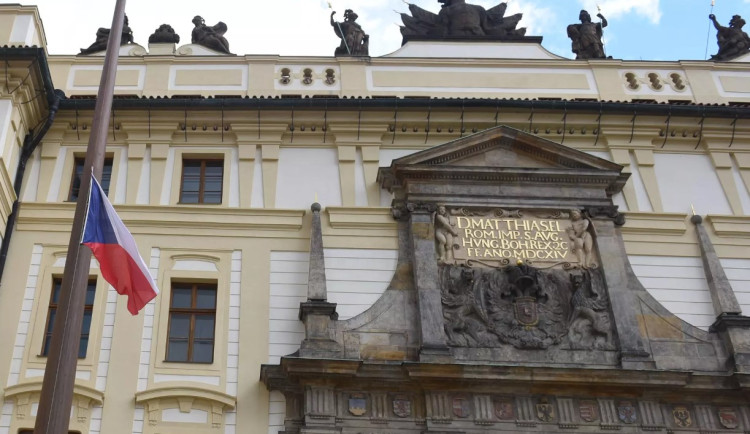 Vlajky na půl žerdi a zrušené akce. Česko truchlí za oběti masové vraždy