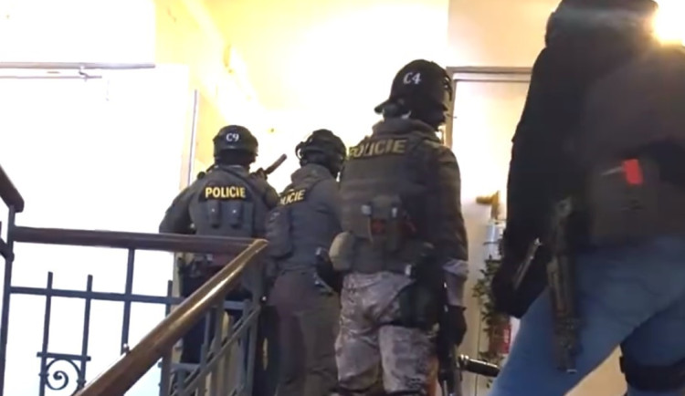 VIDEO: Inspiroval jsem se střelcem, chci také zabíjet, volal muž policii. Přišla si pro něj zásahovka