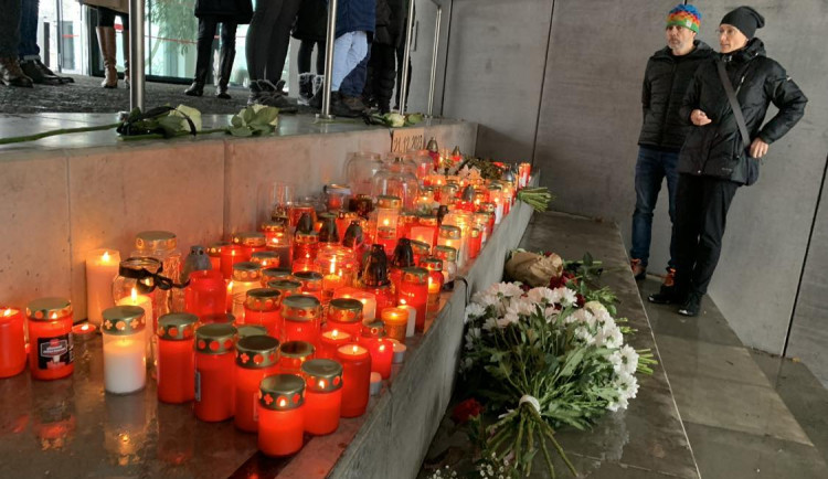 Připomínka obětí střelby. Minuta ticha, lidé se sešli u univerzity