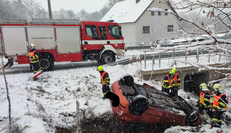 Vydatné sněžení: Nehody i zapadlý sypač. Sníh nevydrží, na Štědrý den hrozí povodně