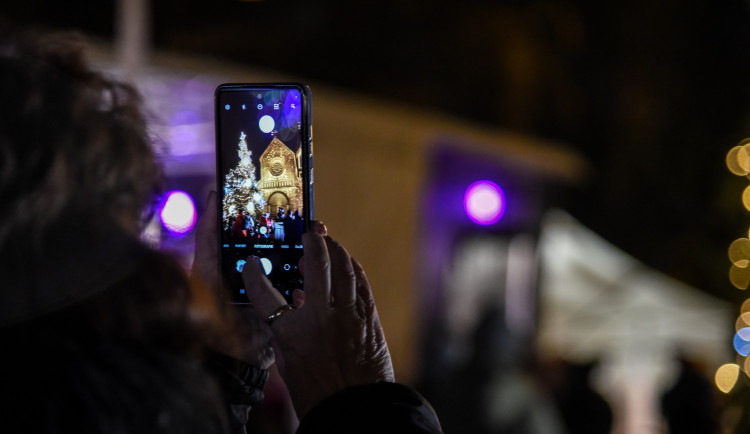 ANKETA: Čtenáři rozhodli, nejkrásnější vánoční strom má podle nich Praha 8