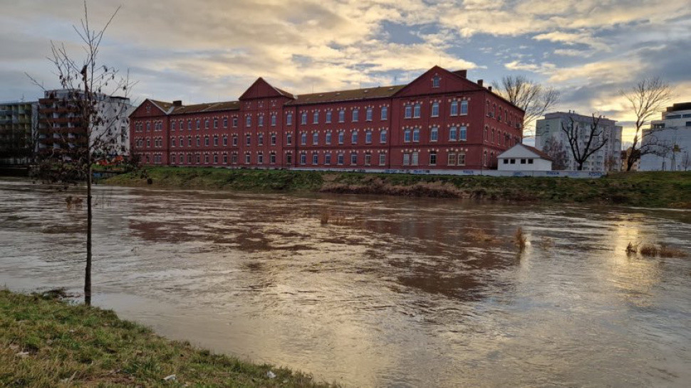 Olomouc vzoruje vodě. Cyklostezka u myší díry je zaplavená, protipovodňová opatření však fungují